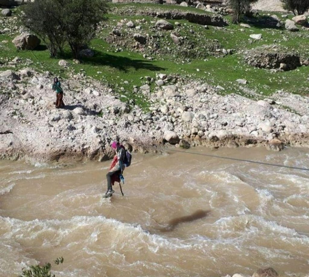 دانش آموزانی که برای تحصیل باید با سیم بکسل از رودخانه عبور کنند/ دانش آموزان روستای محروم “کنگُرو” در شهرستان مسجدسلیمان