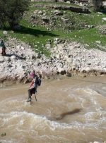 دانش آموزانی که برای تحصیل باید با سیم بکسل از رودخانه عبور کنند/ دانش آموزان روستای محروم “کنگُرو” در شهرستان مسجدسلیمان