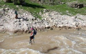 دانش آموزانی که برای تحصیل باید با سیم بکسل از رودخانه عبور کنند/ دانش آموزان روستای محروم “کنگُرو” در شهرستان مسجدسلیمان
