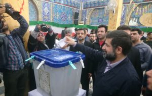 استاندار خوزستان رای خود را به صندوق انتخابات انداخت