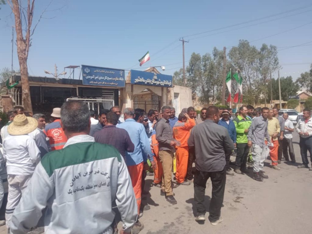 اعتصاب کارگران شهرداری بندر ماهشهر به دلیل عدم پرداخت حقوق کامل و حق بیمه