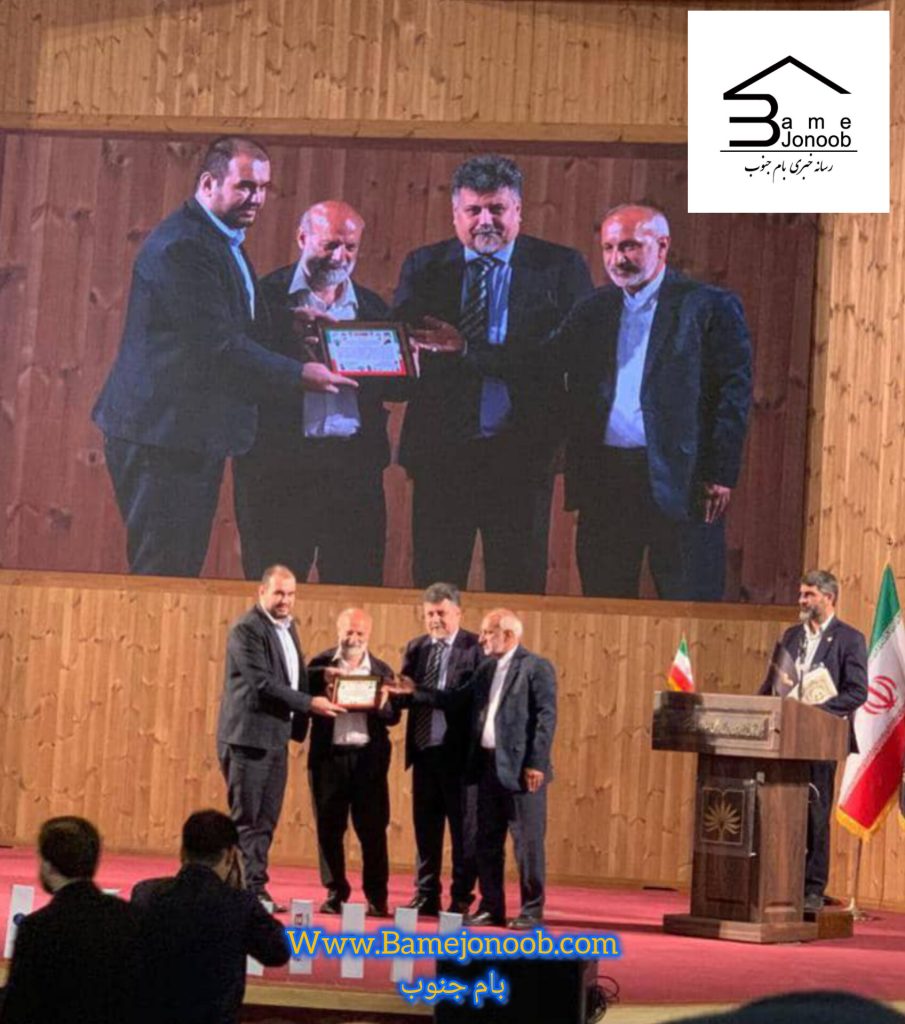 اهدای لوح سپاس از طرف آقای بخش خصوصی و دکتر بهرام مرادی به دکتر آقا محمدی معاونت اقتصادی بیت رهبری