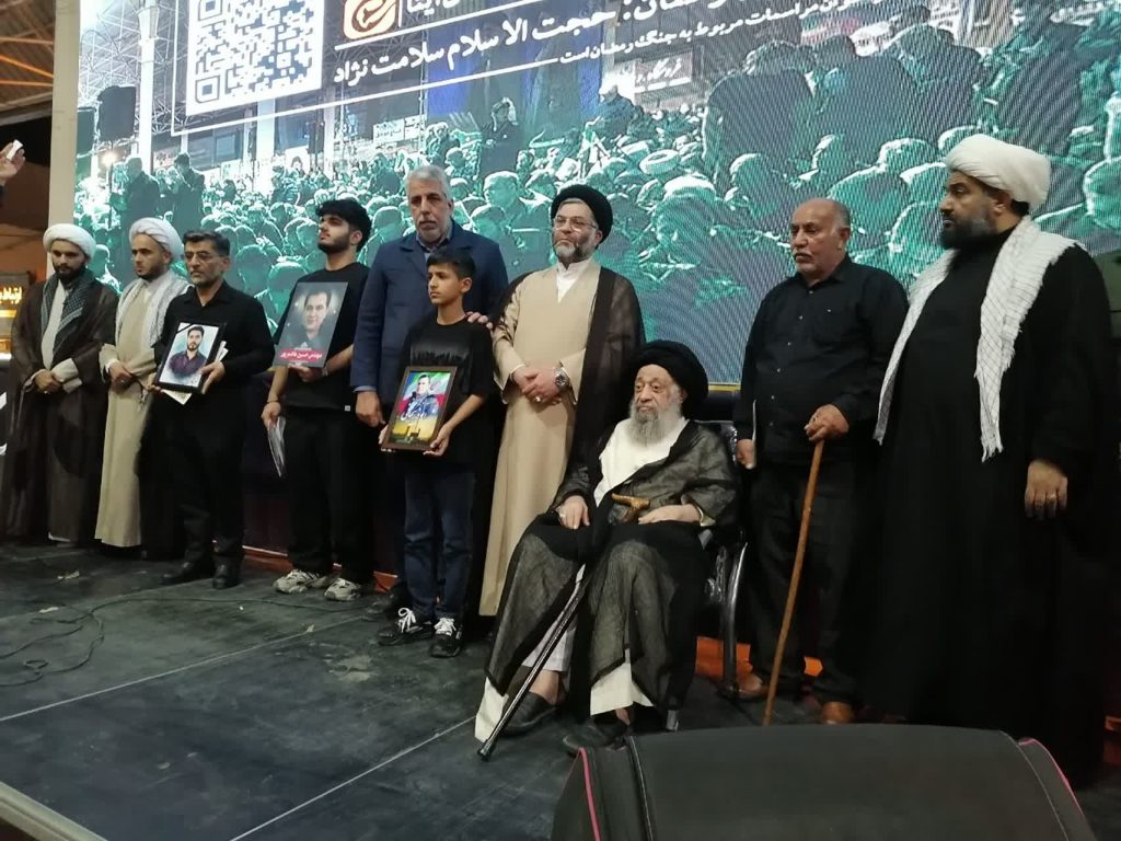 برگزاری میز خدمت بنیاد شهید بندر ماهشهر در میدان امام خمینی به مناسبت سالگرد شهادت رئیسجمهور