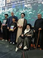 برگزاری میز خدمت بنیاد شهید بندر ماهشهر در میدان امام خمینی به مناسبت سالگرد شهادت رئیس‌جمهور